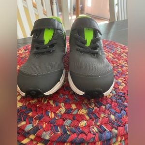 Boys size 3 Nike sneakers like new.